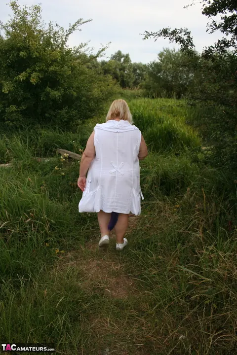 Lexie Cummings: British BBW Uses a Dildo in Her Ass on a Forest Bench – photo 16 of 16