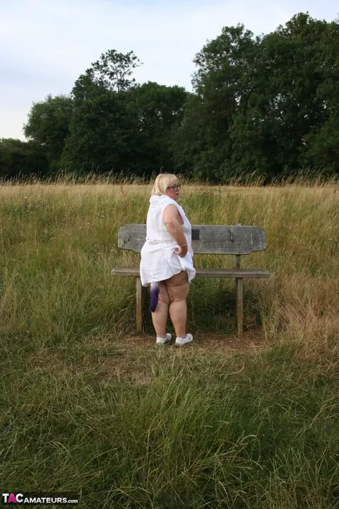 Lexie Cummings: British BBW Uses a Dildo in Her Ass on a Forest Bench – photo 11 of 16