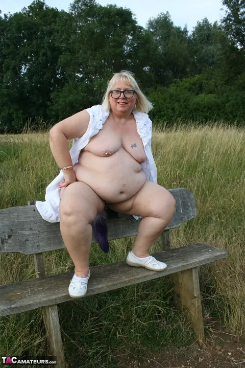 Lexie Cummings: British BBW Uses a Dildo in Her Ass on a Forest Bench – photo 14 of 16
