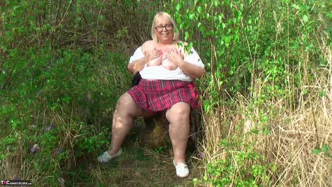 Lexie Cummings: British BBW Uses a Dildo in Her Ass on a Forest Bench – photo 4 of 16