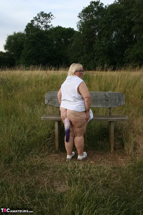 Lexie Cummings: British BBW Uses a Dildo in Her Ass on a Forest Bench – photo 12 of 16