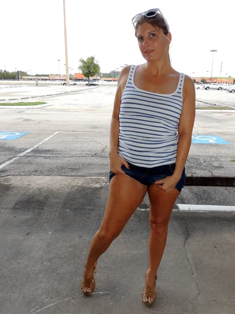 Kloe Joy: BBW in a Skirt Has Sex in a Car Outdoors – photo 6 of 17