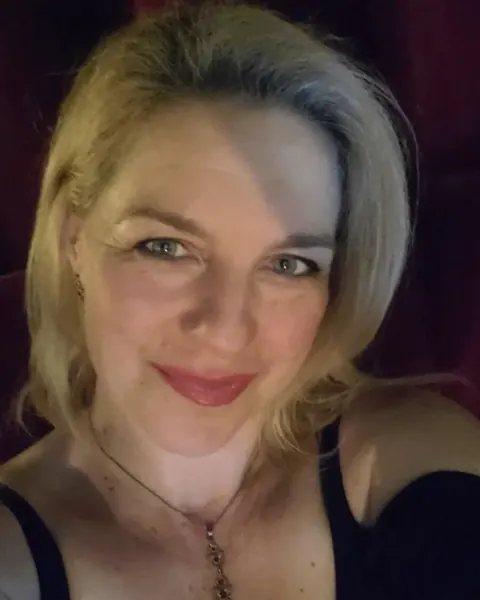Mature Amateur Strips Nude and Poses to Show Her Body – photo 8 of 20