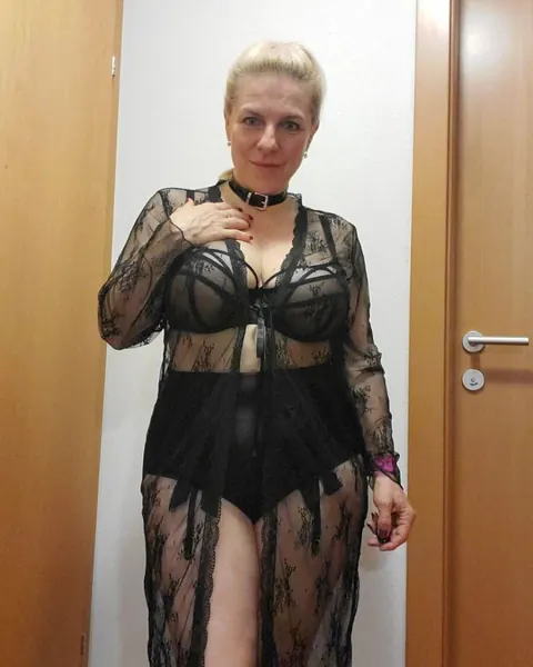 Mature Amateur Strips Nude and Poses to Show Her Body – photo 18 of 20