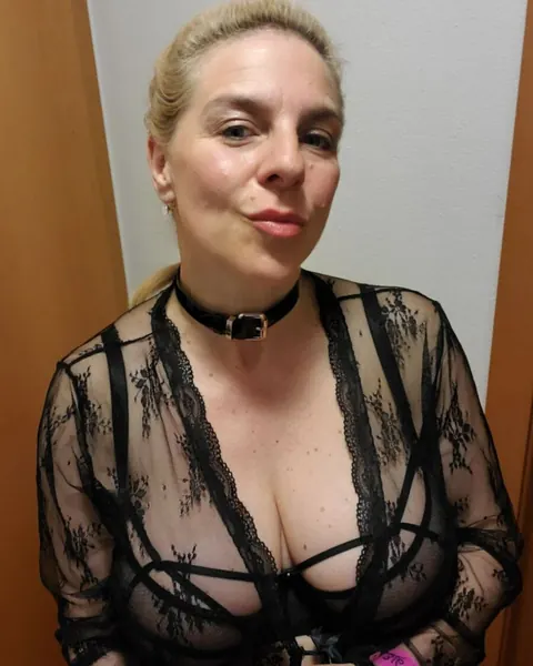 Mature Amateur Strips Nude and Poses to Show Her Body – photo 17 of 20