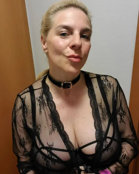 Mature Amateur Strips Nude and Poses to Show Her Body – photo 20 of 20