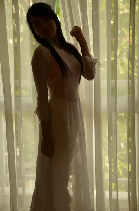 Skinny Asian Brunette Shows Off Her Big Ass – photo 4 of 21