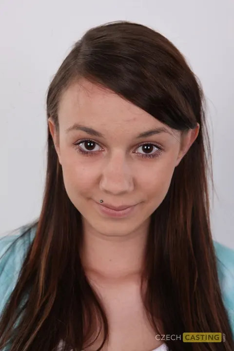 Czech Amateur Undresses from Jeans and Shows Her Shaved Pussy – photo 1 of 20