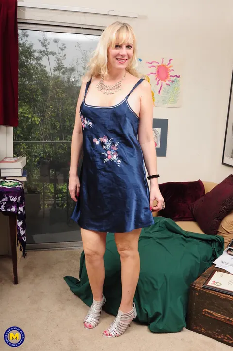 Cherise Roze: Mature Blonde with Big Natural Tits Strips and Poses – photo 2 of 21