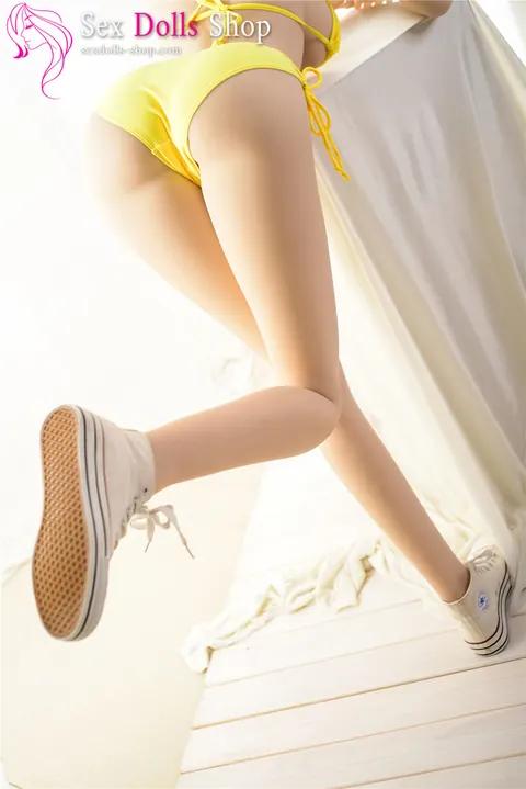Woman in a Yellow Bikini Shows Her Big Ass and Poses Nude – photo 10 of 21