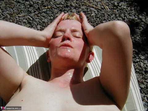 Tiffany Pearl: Short-Haired Blonde MILF Strips Out of Her Jeans in Public – photo 11 of 16
