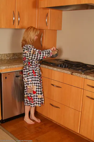Marie Kelly – Slim Blonde MILF Undresses and Spreads in the Kitchen