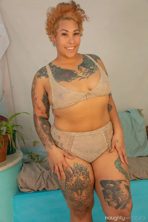 Ebony Babe Masturbates Her Hairy Pussy in the Office – photo 7 of 20