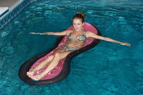 Skinny Amateur Poses in a Bikini by the Pool – photo 15 of 21