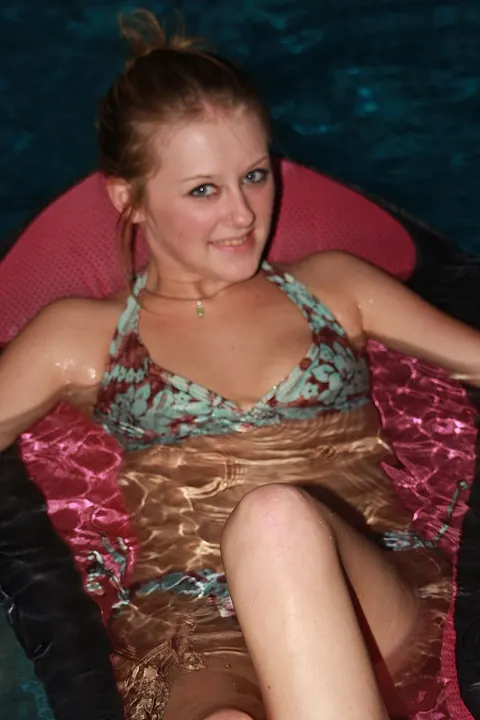 Skinny Amateur Poses in a Bikini by the Pool – photo 16 of 21