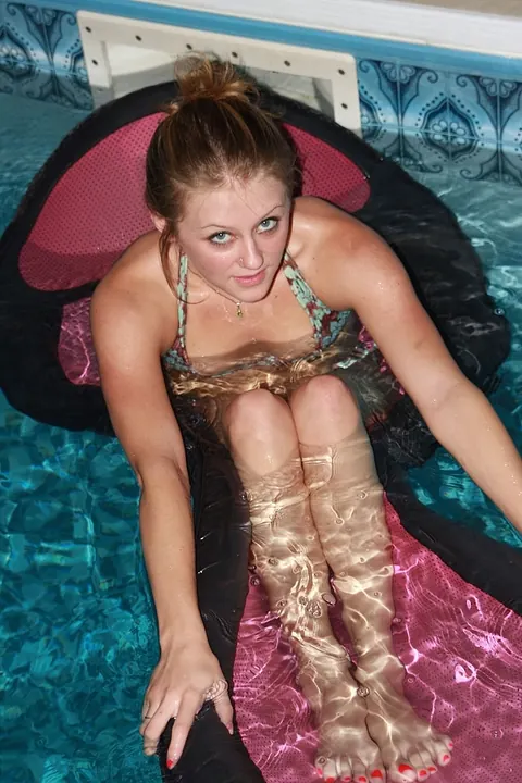 Skinny Amateur Poses in a Bikini by the Pool – photo 18 of 21