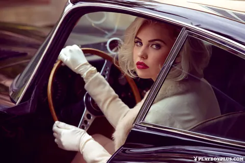 Kayslee Collins: Tall Blonde Strips Out of Her Coat and Spreads in a Car – photo 2 of 14