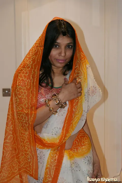 Kavya Sharma: Busty Indian MILF Strips Out of Her Traditional Clothes and Spreads – photo 4 of 12
