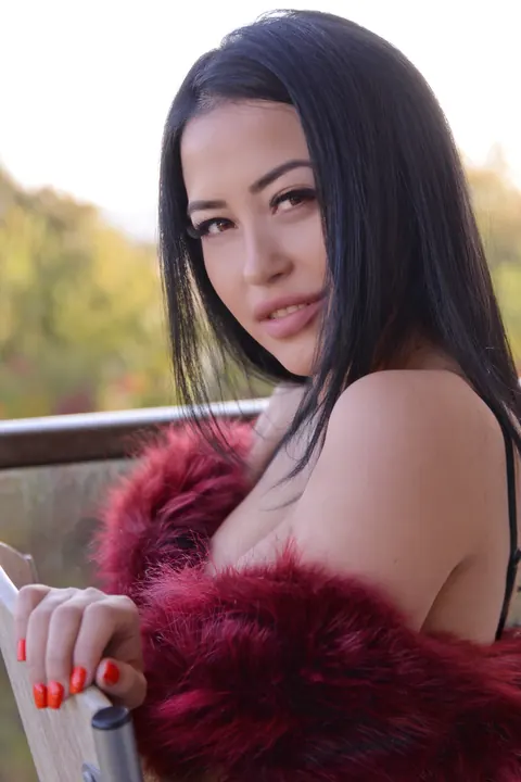 Julia Joy: PAWG Flaunts Her Big Ass in Lingerie Outdoors – photo 17 of 20