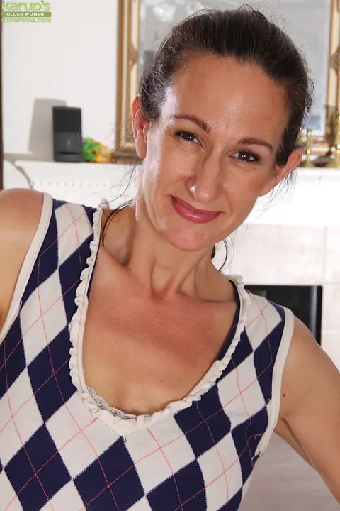 Genevieve Crest: Mature Brunette Fingers Herself in Lingerie and Stockings – photo 4 of 16
