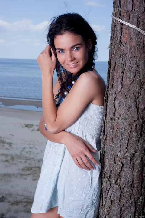 Woman Undresses and Spreads Her Legs on the Beach – photo 3 of 21