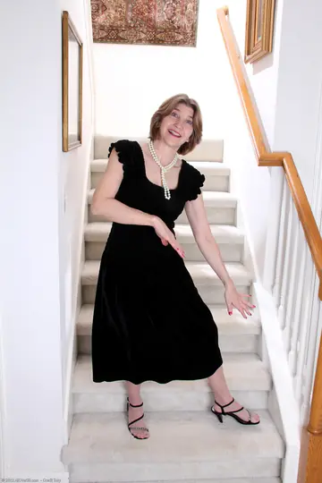 Bossy Ryder – Amateur PAWG Undresses and Spreads Her Pussy on the Stairs
