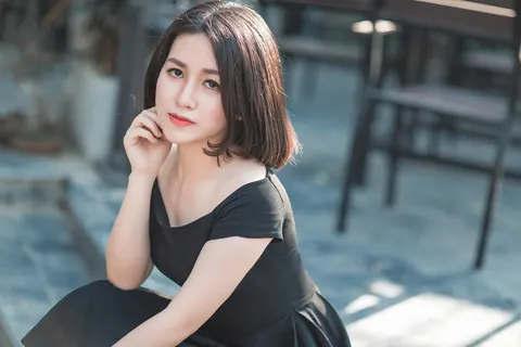 Asian Woman Strips Out of Her Dress in Public – photo 11 of 20
