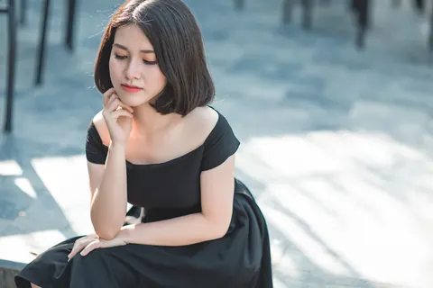 Asian Woman Strips Out of Her Dress in Public – photo 12 of 20