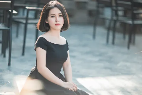Asian Woman Strips Out of Her Dress in Public – photo 3 of 20