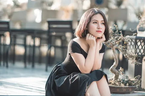 Asian Woman Strips Out of Her Dress in Public – photo 9 of 20