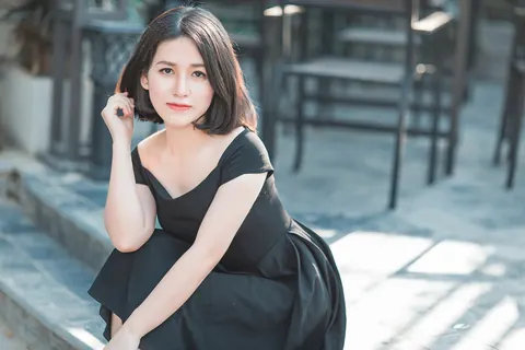 Asian Woman Strips Out of Her Dress in Public – photo 10 of 20