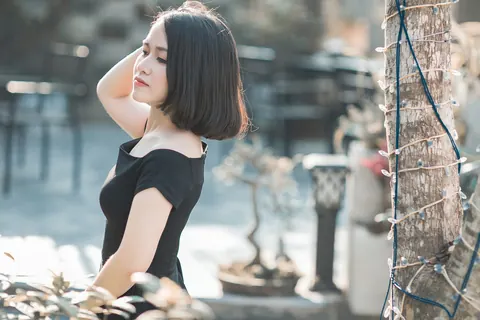 Asian Woman Strips Out of Her Dress in Public – photo 4 of 20