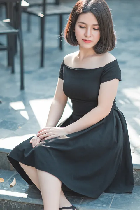 Asian Woman Strips Out of Her Dress in Public – photo 13 of 20