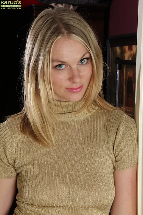 Lara Elaine: Tall Blonde MILF Strips Off Her Lingerie and Spreads – photo 1 of 16