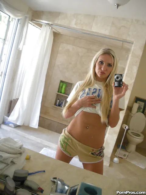 Addison Cain: Amateur PAWG Plays with a Toy in Tight Shorts – photo 9 of 16