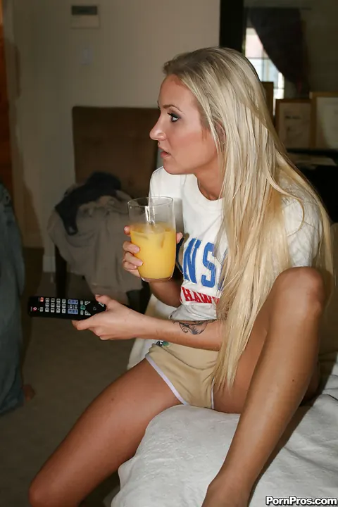 Addison Cain: Amateur PAWG Plays with a Toy in Tight Shorts – photo 1 of 16