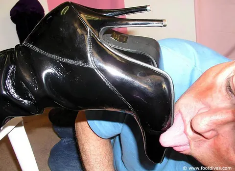 Brunette in Latex Boots Spreads for Pussy Licking – photo 5 of 13