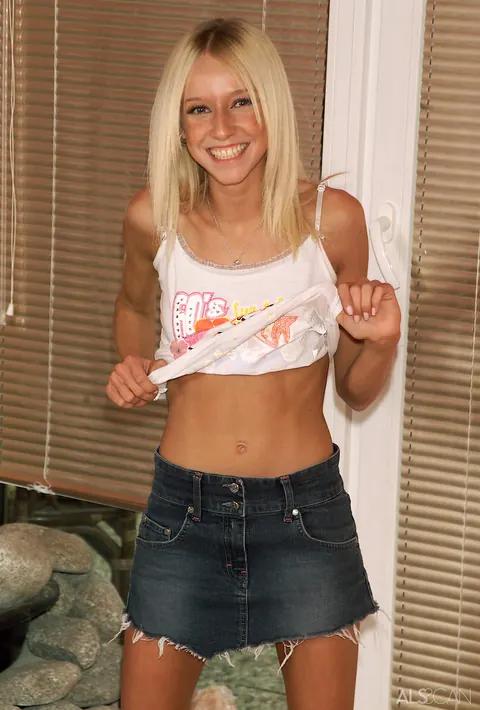 Hannas Honeypot: Blonde with Small Natural Tits Spreads Her Shaved Pussy Wide Open – photo 2 of 21