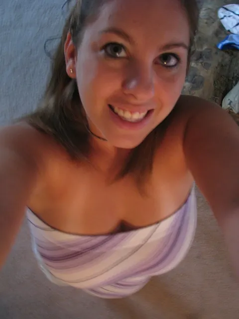 Tanned Amateur Shows Off Her Big Tits in Phone Selfies – photo 3 of 20
