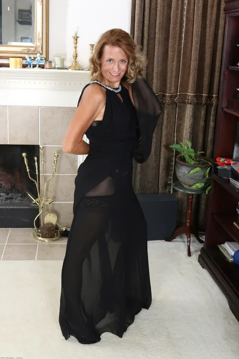 Jade Allan: Curvy Blonde MILF Poses in Stockings Showing Her Body – photo 4 of 21