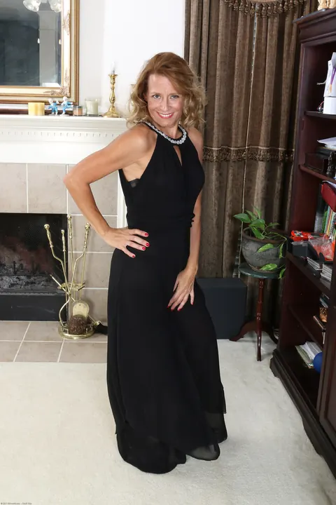 Jade Allan: Curvy Blonde MILF Poses in Stockings Showing Her Body – photo 2 of 21