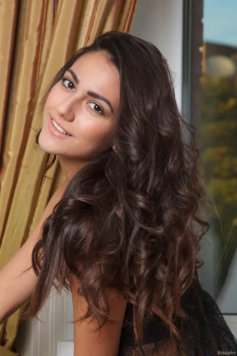 Cira Nerri: Tall Russian Babe Strips Nude on a Sofa – photo 2 of 20