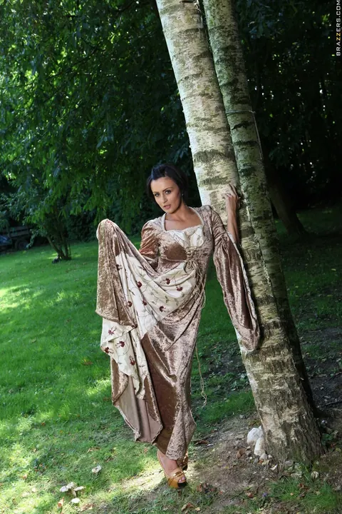 Keira Knight: British Brunette MILF Strips Outdoors and Touches Herself – photo 7 of 21