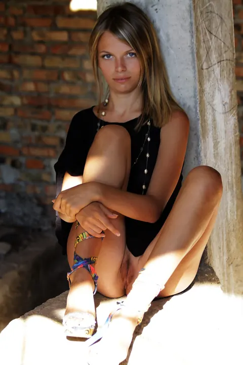 Tanned Babe Strips Off Her Dress Outdoors for Lesbian Spreading – photo 1 of 21