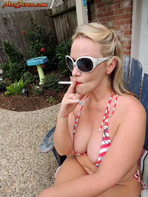Dee Siren: Mature Blonde BBW in a Bikini and Heels Spreads Outdoors – photo 10 of 17