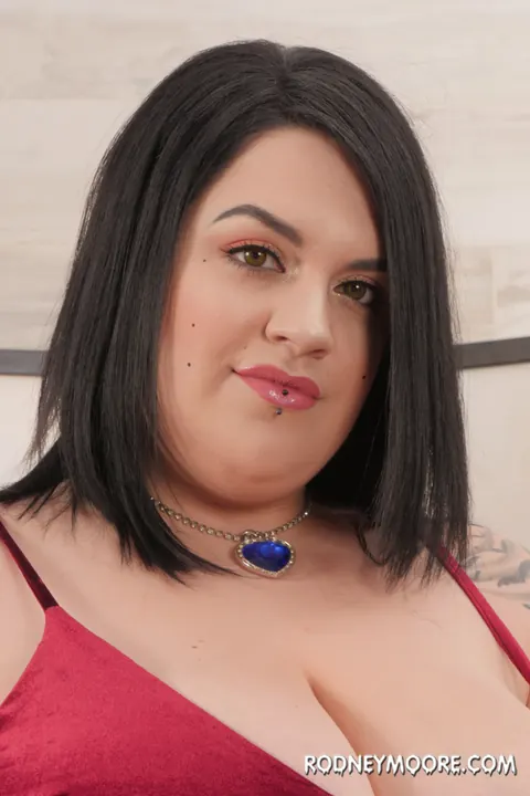 Marilyn Mayson: Chubby Brunette Amateur Shows Her Hairy Bush and Takes a Cumshot – photo 1 of 21