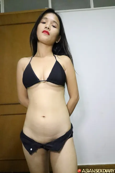 Slim Thai MILF Kisses Her Partner Before Sex – photo 6 of 21