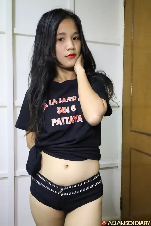 Slim Thai MILF Kisses Her Partner Before Sex – photo 4 of 21