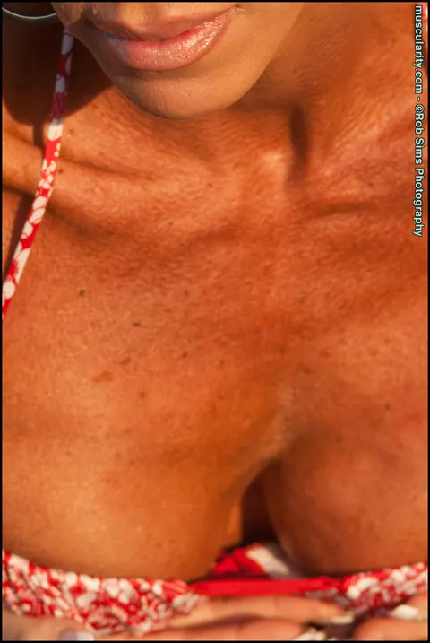Mature Bodybuilder with Big Tits Spreads Outdoors in a Bikini – photo 3 of 15