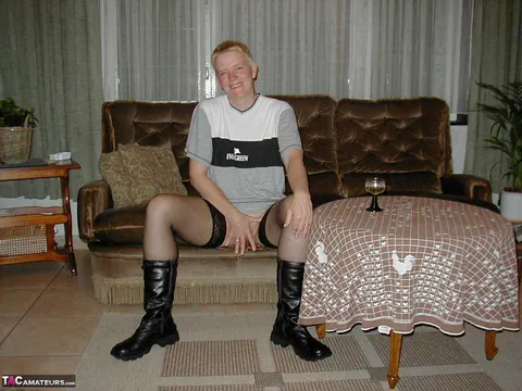Tiffany Pearl: Mature Blonde Sheds Her Stockings and Boots on Leather Sofa – photo 3 of 16